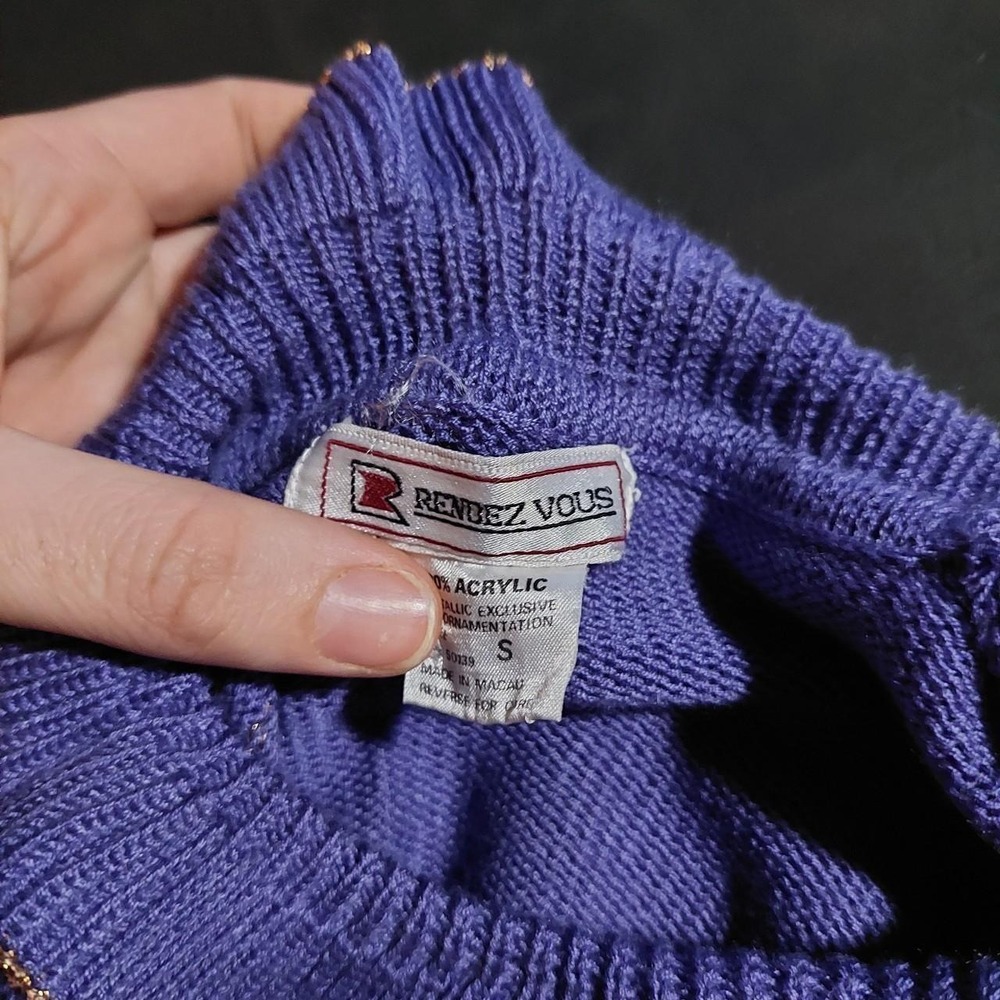 Vintage purple sweater with a ruffle collar and gold stripe detail. - Picture 3 of 7
